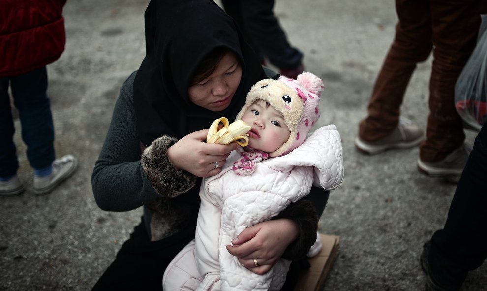 Una madre afgana alimenta a su bebé en el puerto de Pireo, después de llegar de las islas de Lesbos y Quíos el 24 de febrero de 2016. LOUISA GOULIAMAKI / AFP