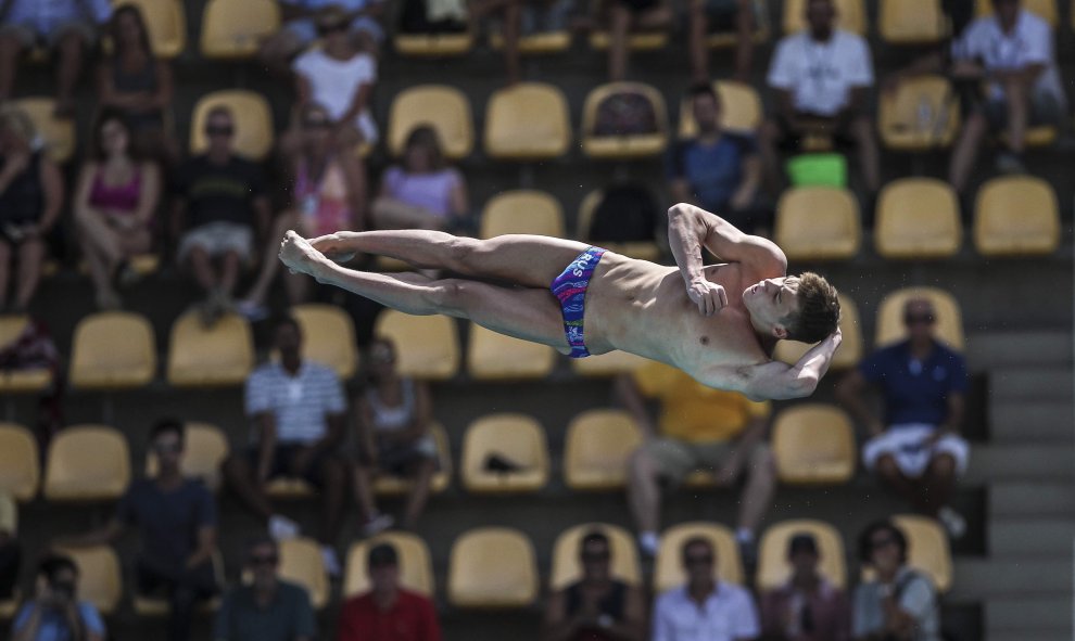 El ruso Nikita Shleikher conquista el décimo lugar durante la final de la prueba de salto 10m Plongeon hoy, miércoles 24 de febrero de 2016, en el Centro Acuático María Lenk en Río de Janeiro (Brasil). Un total de 236 clavadistas de 47 países disputaran h