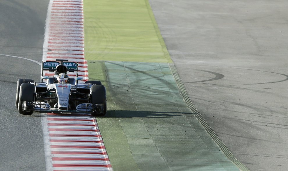 El piloto piloto británico Lewis Hamilton, de Mercedes, durante la tercera jornada de entrenamientos oficiales de Fórmula Uno que se celebran esta semana en el Circuito de Barcelona. EFE/Andreu Dalmau