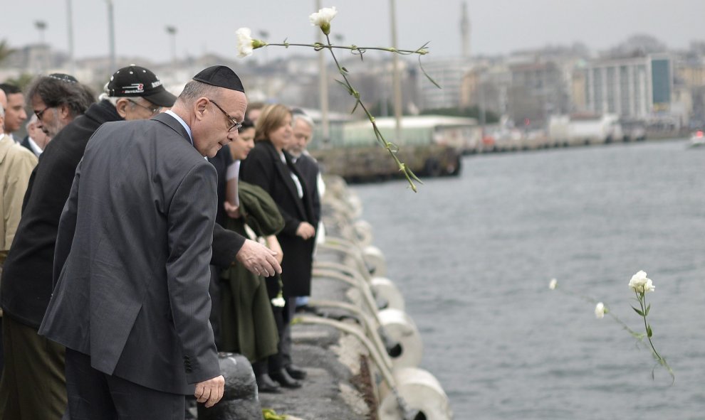 Decenas de judíos lanzan flores al mar en homenaje a las víctimas del desastre de Struma en Estambul, Turquía, hoy 24 de febrero de 2016. Se conmemorá hoy el 74 aniversario del trágico naufragio del barco Struma, que en 1942 costó la vida a 764 judíos rum