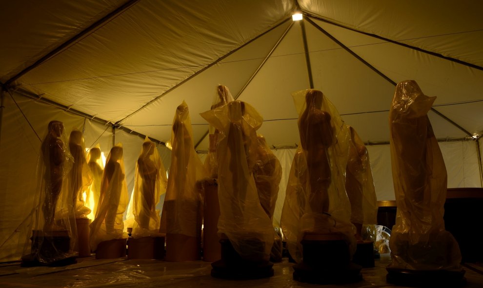 Estatuas de los Oscar permanecen cubiertas con plástico durante las preparaciones para la ceremonia de los Oscar en el Dolby Theatre en Hollywood. EFE/Paul Buck