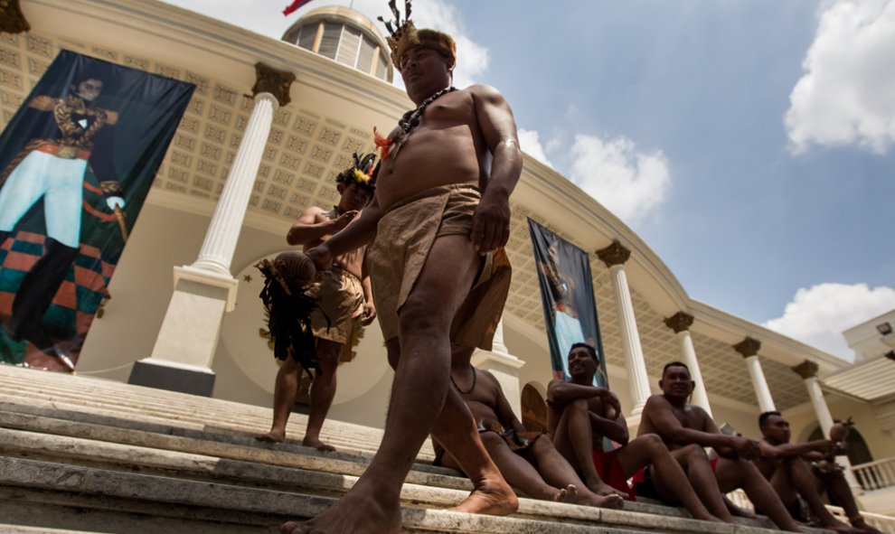 Representantes de los pueblos indígenas durante la Asamblea Nacional, para mostrar apoyo a los diputados representantes del estado Amazonas en la ciudad de Caracas, Venezuela. EFE/MIGUEL GUTIÉRREZ