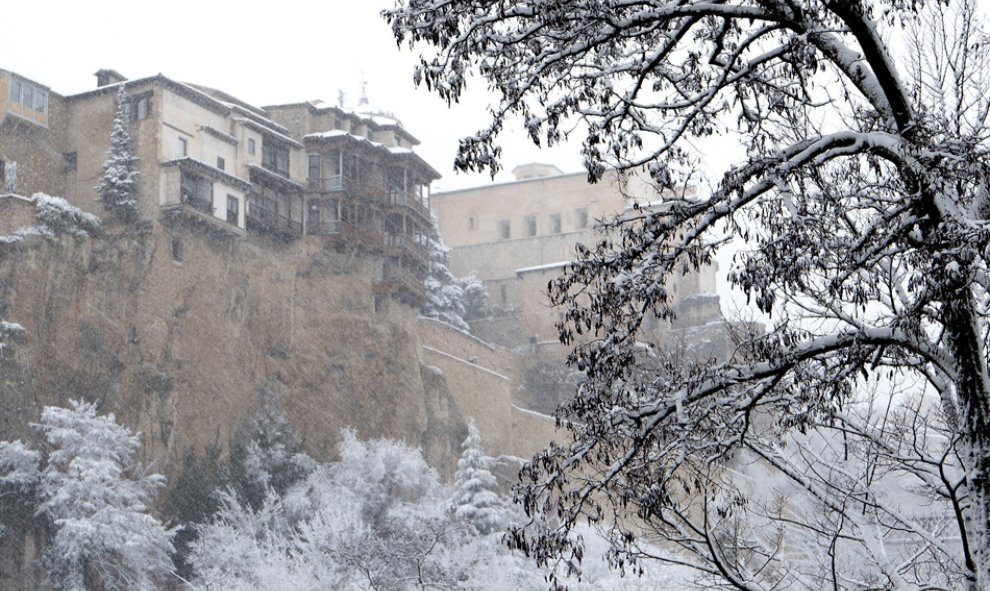 Vista de las Casas Colgadas de Cuenca bajo una intensa nevada debido al temporal que afecta a gran parte del país. EFE/Santiago Torralba