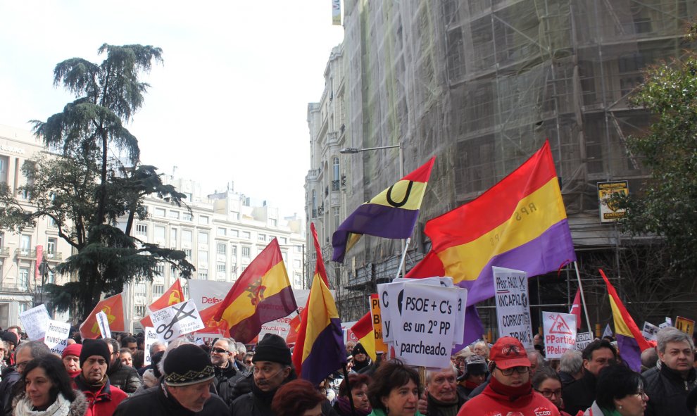 Las Mareas Ciudadanas han reunido a cientos de personas que han marchado en Madrid en defensa de los derechos ciudadanos. LORENA CALLE ESCRIBANO