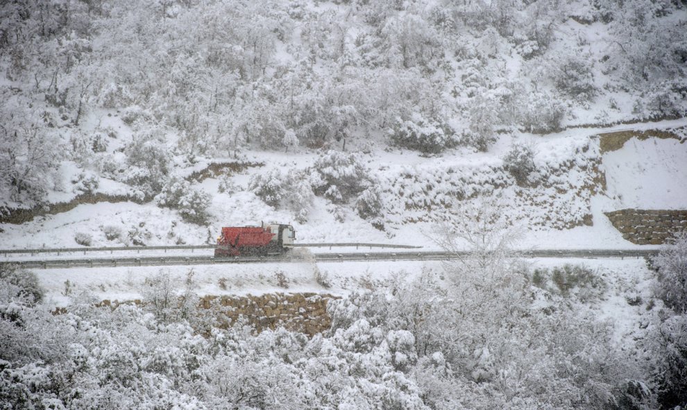 Un quitanieves circula por una carretera de montaña en el municipio leridano de Ager, en la comarca de la Noguera. EFE/Adrián Ropero