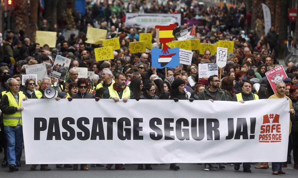 Un gran número de personas participan en Valencia en la marcha europea por los derechos de las personas refugiadas bajo el lema "Passatge Segur ja! Safe Passage". EFE/Kai Försterling