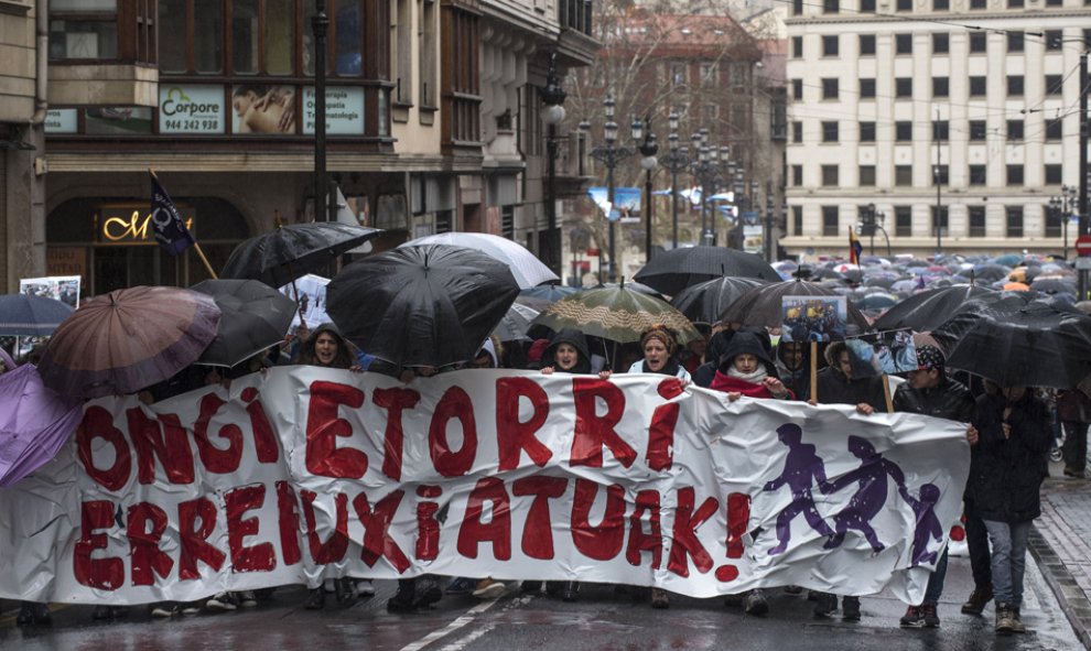 Cabecera de la manifestación en favor de los derechos de los refugiados celebrada hoy en Bilbao, que se suma así a la marcha que se celebra en decenas de ciudades europeas. EFE/MIGUEL TOÑA