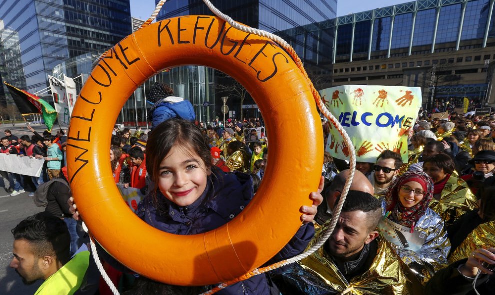 Participantes en la manifestación en favor de los derechos de los refugiados celebrada en Bruselas. REUTERS/Yves Herman