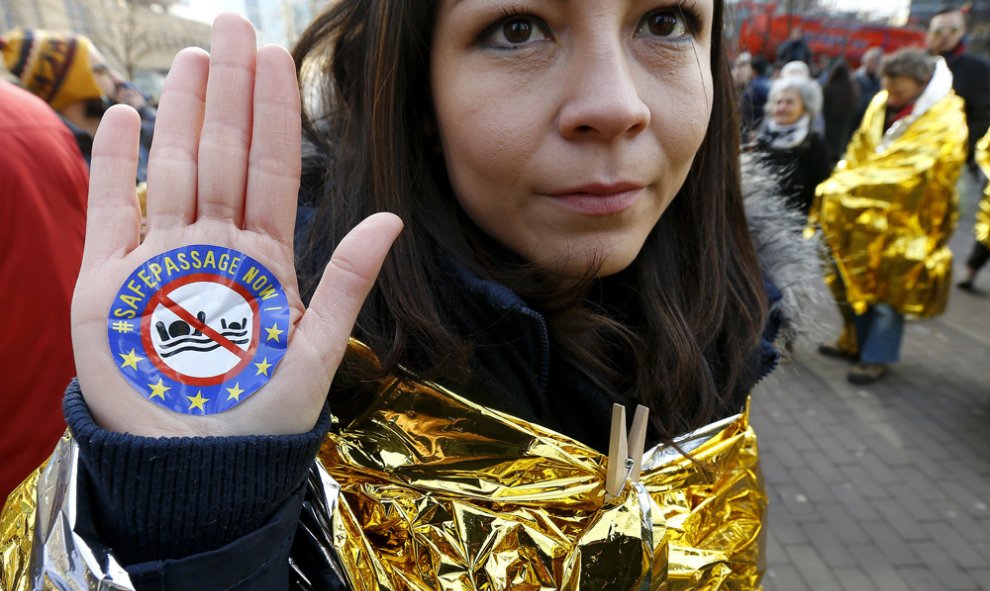 Participantes en la manifestación en favor de los derechos de los refugiados celebrada en Bruselas. REUTERS/Yves Herman