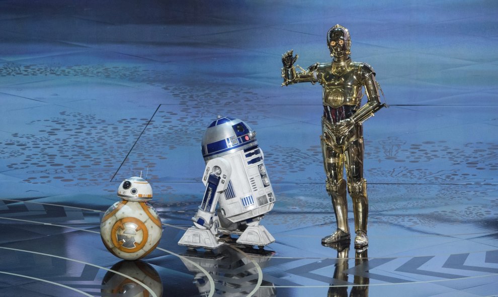 Los droides de la saga La Guerra de las Galaxias BB-8, R2D2 (c) y C3PO ejercen de presentadores durante la 88ª edición de la ceremonia de los Óscar celebrada la noche de ayer, 28 de febrero de 2016, en el Teatro Dolby de Hollywood, California (EE.UU.). EF