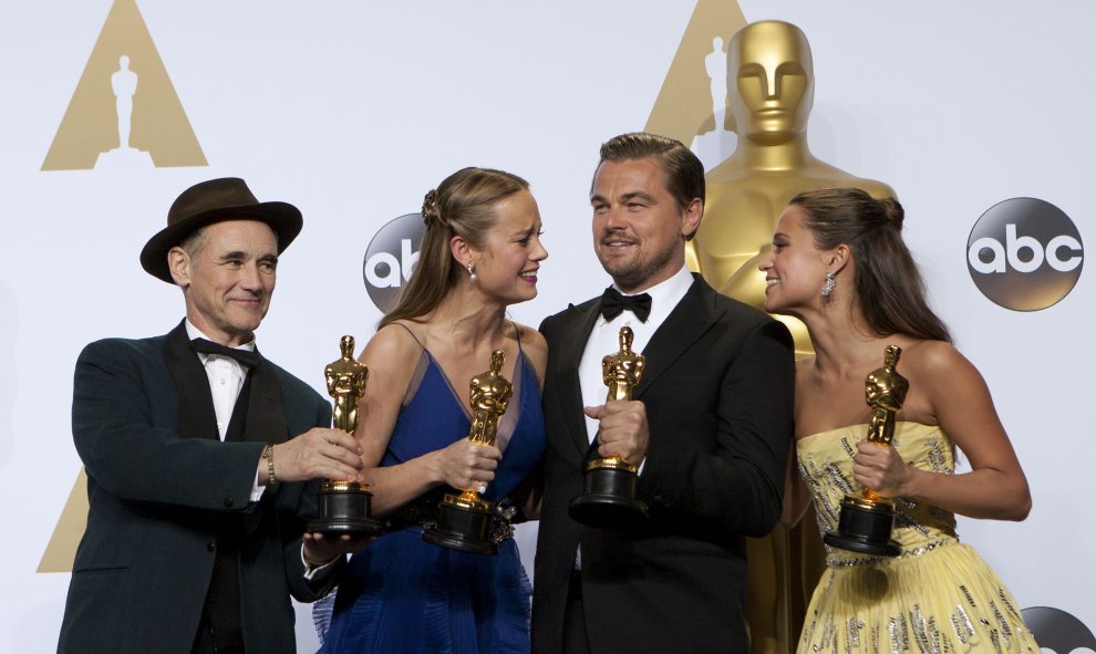 Los actores Mark Rylance (i), Brie Larson (2i), Leonardo DiCaprio (2d) y Alicia Vikander (d) posan con sus Óscar a Mejor Actor de Reparto, Mejor Actriz, Mejor Actor y Mejor Actriz de Reparto, respectivamente hoy, domingo 28 de febrero de 2016, en la sala