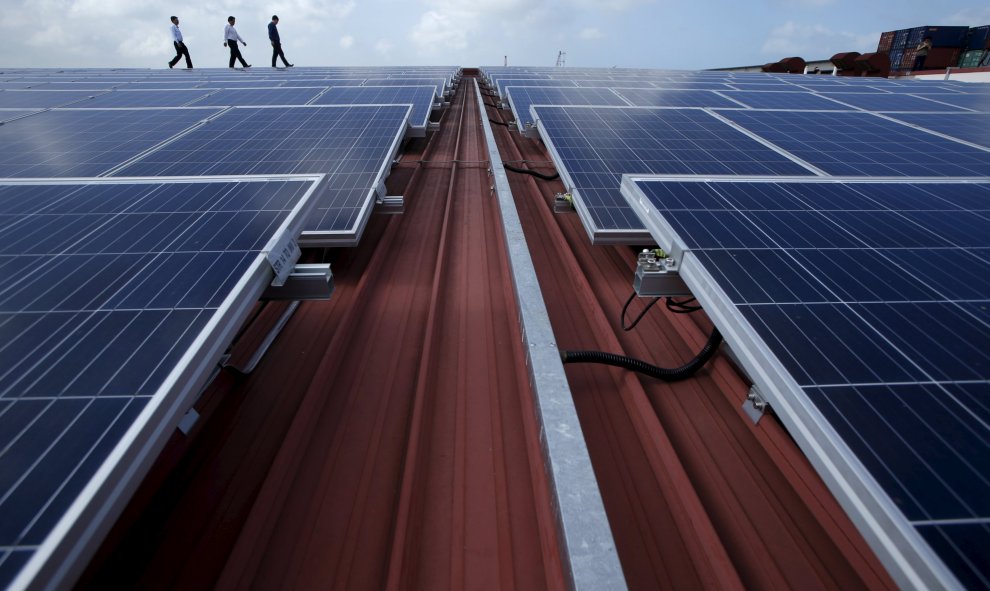 Caminando entre placas solares en Singapur, China. REUTERS/Edgar Su