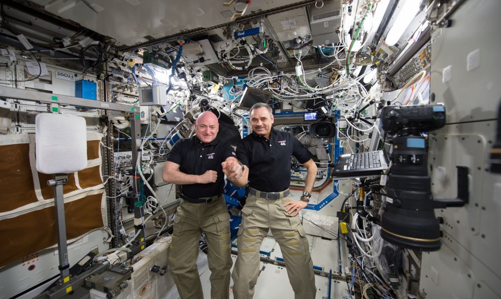 Los astronautas de la NASA Scott Kelly (izquierda) y el ruso Mikhail Kornienko cumplen 300 días consecutivos a bordo de la Estación Espacial Internacional. REUTERS/NASA/Handout