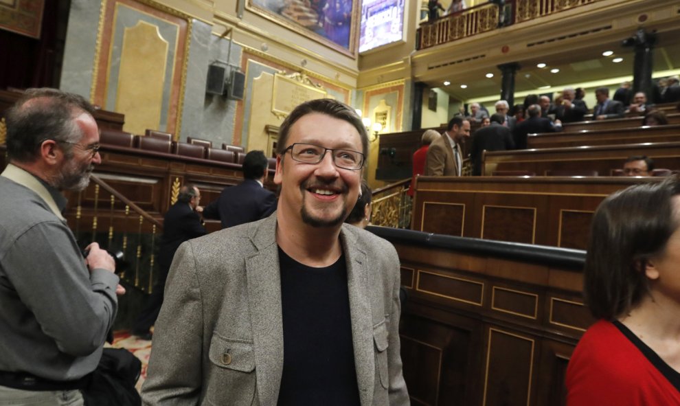 El portavoz de En Comú Podem (ECP), Xavier Domènech, a su llegada esta tarde a la Cámara Baja donde se celebrará la primera jornada de la sesión de investidura del secretario general del PSOE, Pedro Sánchez. EFE/JAVIER LIZÓN