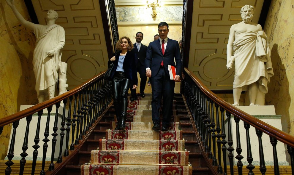 El secretario general del PSOE, Pedro Sánchez (d), y la responsable de Estudios y Programas del partido, Meritxell Batet (i), a su llegada a la primera jornada de la sesión de su investidura, esta tarde en el Congreso de los Diputados. EFE/J. J. Guillén