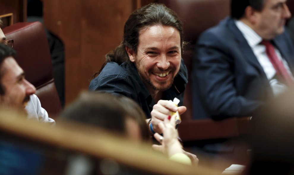 El líder de Podemos, Pablo Iglesias, ríe en su escaño durante el discurso de Pedro Sánchez.- REUTERS