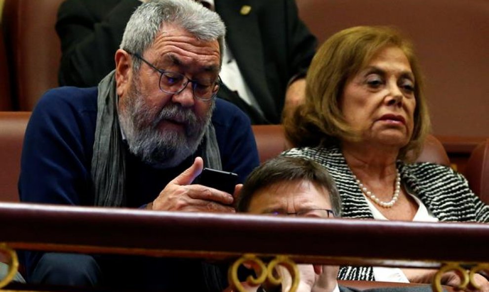 El secretario general de UGT, Cándido Méndez (i), la socialista Amparo Rubiales (d) y el padre Ángel (detrás) siguen desde la tribuna de invitados la primera jornada de la sesión de investidura del secretario general del PSOE, Pedro Sánchez, esta tarde en