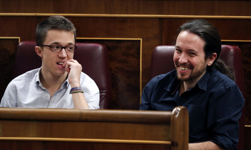 Los diputados de Podemos Pablo Iglesias (d) e Iñigo Errejón, durante la primera jornada de la sesión de investidura del secretario general del PSOE, Pedro Sánchez, esta tarde en el Congreso de los Diputados. EFE/JAVIER LIZÓN