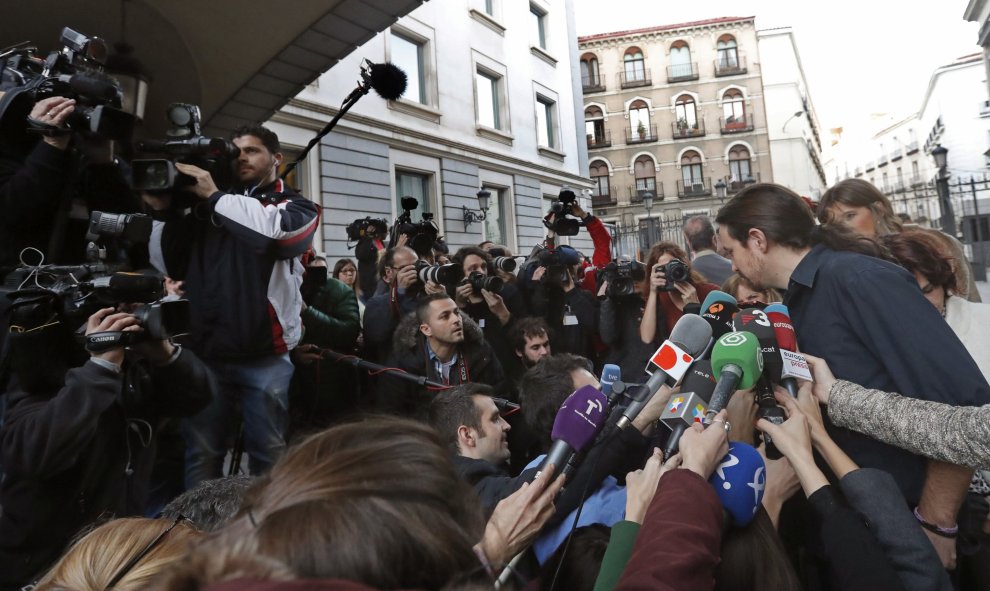 El líder de Podemos, Pablo Iglesias (d), atiende a los medios de comunicación tras la primera jornada de la sesión de investidura del secretario general del PSOE, Pedro Sánchez, esta tarde en el Congreso de los Diputados. EFE/Javier Lizón