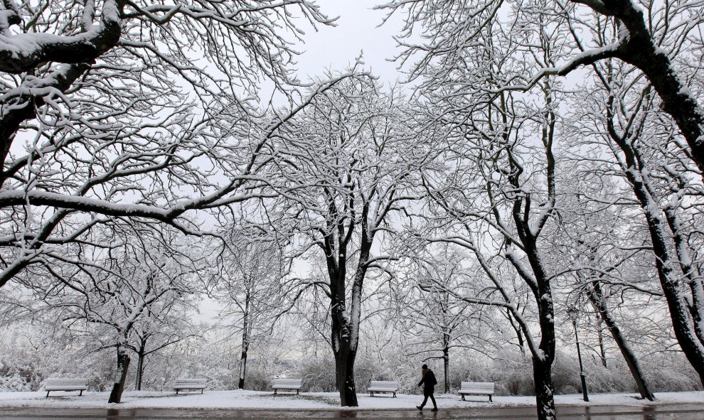 Un hombre camina a través de un parque totalmente cubierto de nieve en Praga, República Checa. REUTERS/David W Cerny