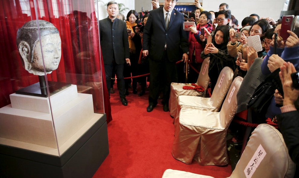 Exposición de la cabeza de un Buda de unos 1500 años en el Museo Nacional de China, Pekín. REUTERS/Damir Sagolj