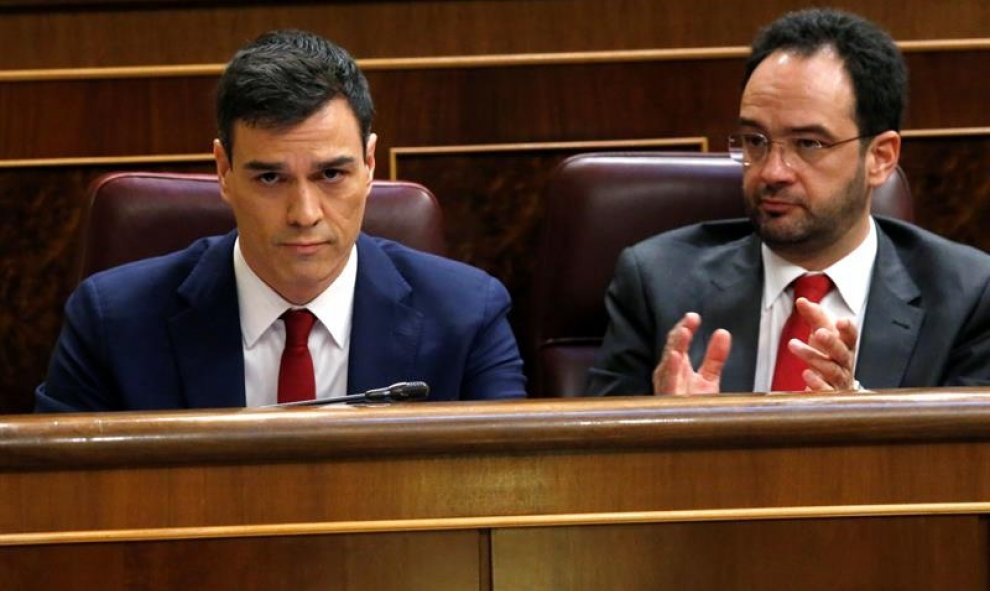 El líder del PSOE, Pedro Sánchez, junto al portavoz de su grupo, Antonio Hernando, antes de intervenir en la segunda jornada para su investidura. EFE/Zipi