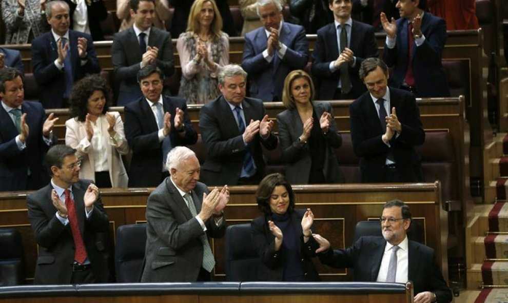 El grupo popular en el Congreso de los Diputados aplaude a su líder Mariano Rajoy. EFE/Chema Moya
