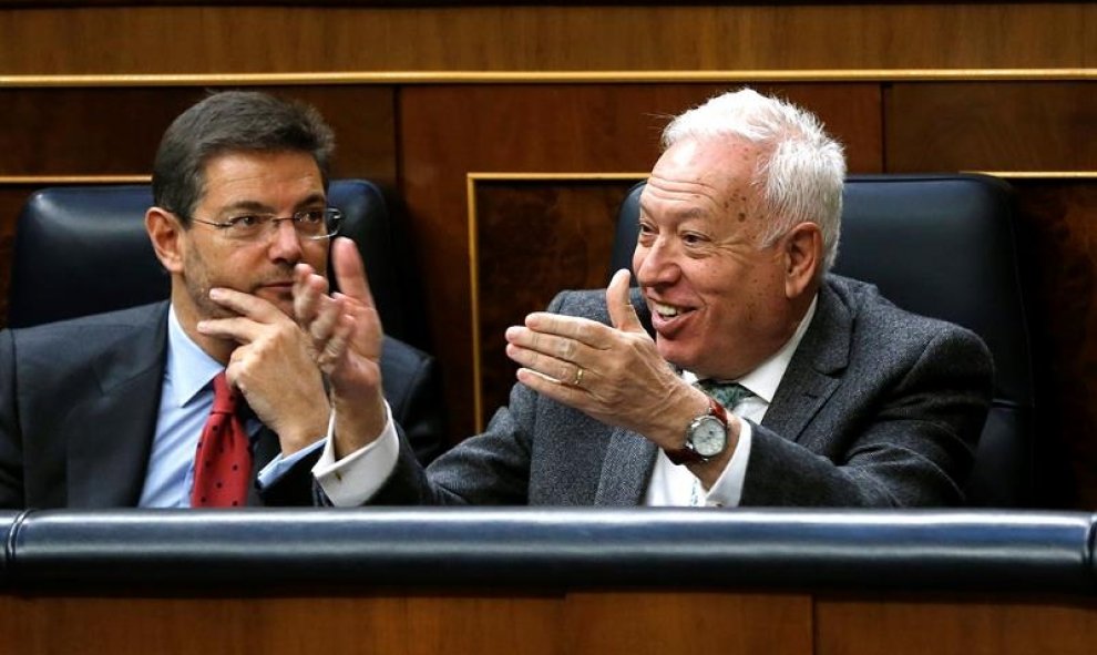 El ministro de Asuntos Exteriores, José Manuel García-Margallo (d), junto al titular de Justicia, Rafael Catalá. EFE/Chema Moya