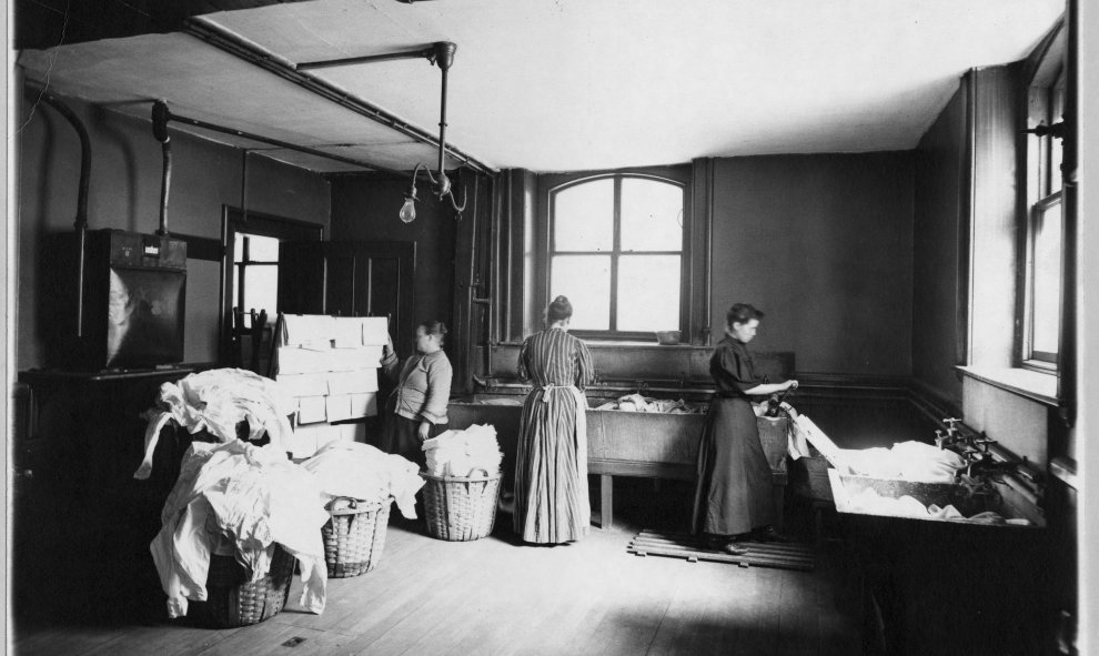 Las mujeres trabajan en la lavandería alrededor del año 1905. Para las mujeres hace 100 años, las oportunidades para trabajar más allá del hogar y participar en la vida política eran muy limitadas.- REUTERS