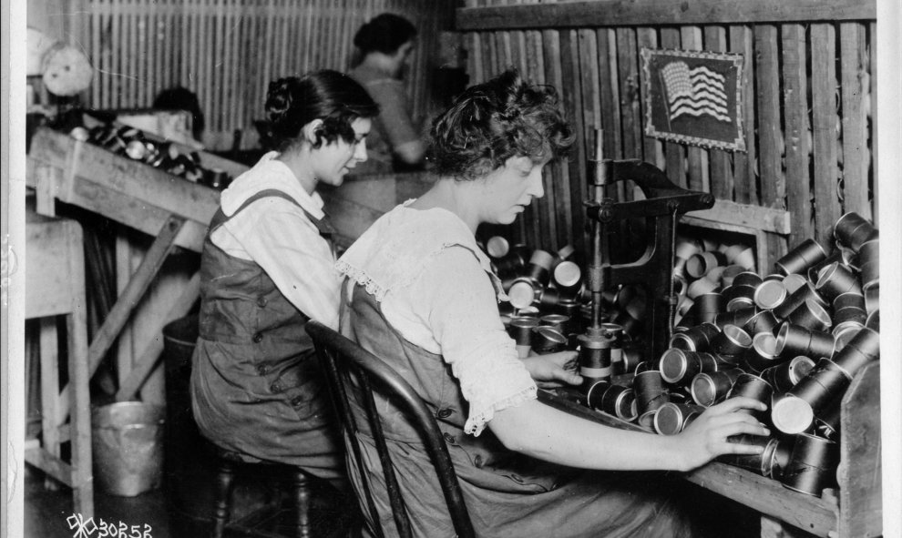 Las mujeres trabajan en las plantas de municiones durante la Primera Guerra Mundial.- REUTERS