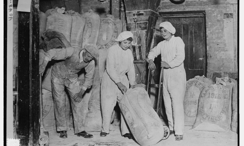 Las mujeres trabajan en un molino de harina en Inglaterra durante la Primera Guerra Mundial.- REUTERS