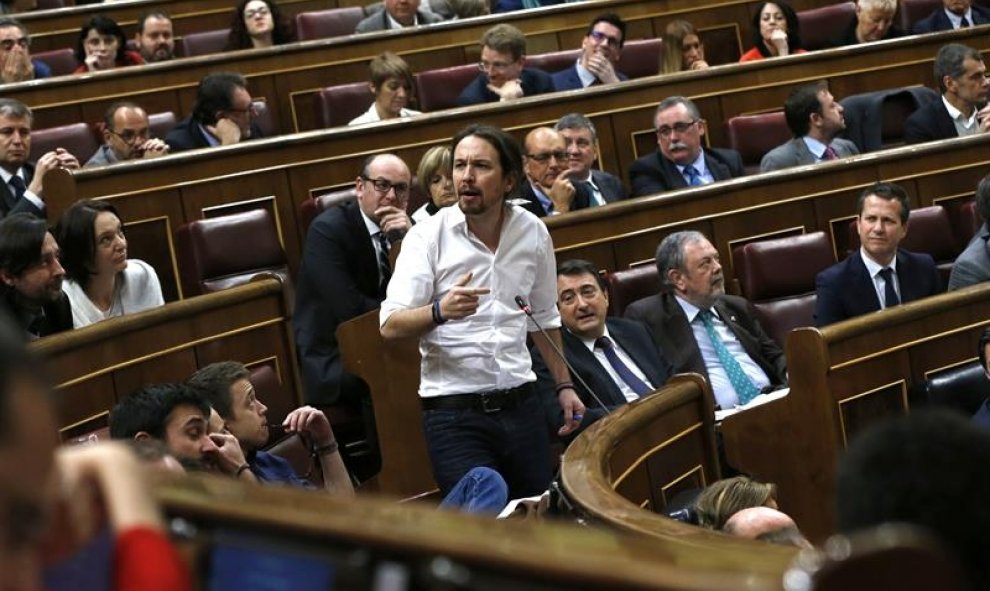 El líder de Podemos, Pablo Iglesias, se dirige al grupo socialista, en uno de los momentos más tensos en el debate de investidura. EFE/Chema Moya