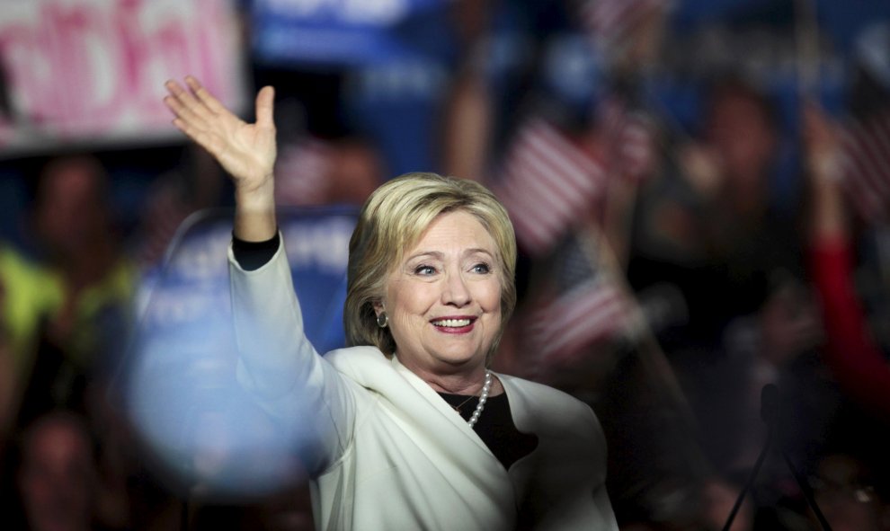 La candidata a la presidencia de EEUU , Hillary Clinton, habla sobre los resultados de las primarias del "super martes" en un acto de campaña en Miami, Florida. REUTERS / Javier Galeano