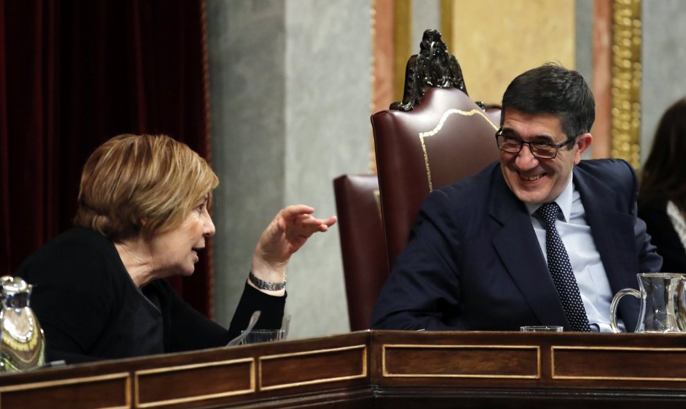 El presidente del Congreso, Patxi López, conversa con la vicepresidenta Celia Villalobos. EFE/Javier Lizón