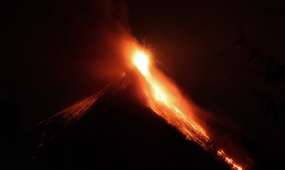 Erupción del volcán en Alotenango, en las afueras de la ciudad de Guatemala, 2 de marzo de 2016. REUTERS / Josue Decavele