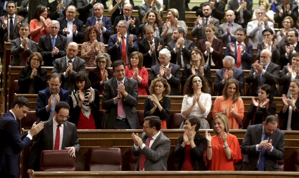 La bancada socialista encabezada por Pedro Sánchez, aplaude la intervención del portavoz del grupo, Antonio Hernando, momentos antes de la votación. EFE/Javier Lizón