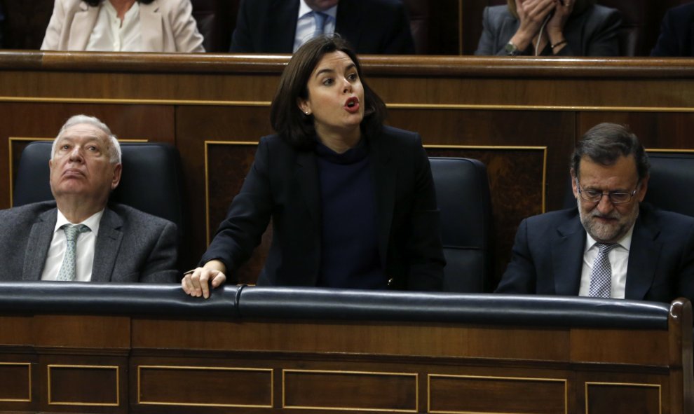 La vicepresidenta del Gobierno, Soraya Sáenz de Santamaría, vota durante el debate de investidura. EFE/J. J. Guillén