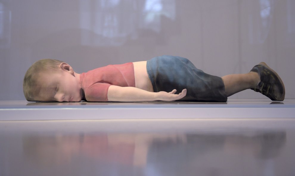 Una escultura creada por el artista finlandés Pekka Jylhä representa al niño sirio ahogado en la costa de Lesbos, Alan Kurdi. Se encuentra en  la galería Contemporánea de Helsinki, Finlandia 3 de marzo de 2016. La exposición abre este viernes .REUTERS / M