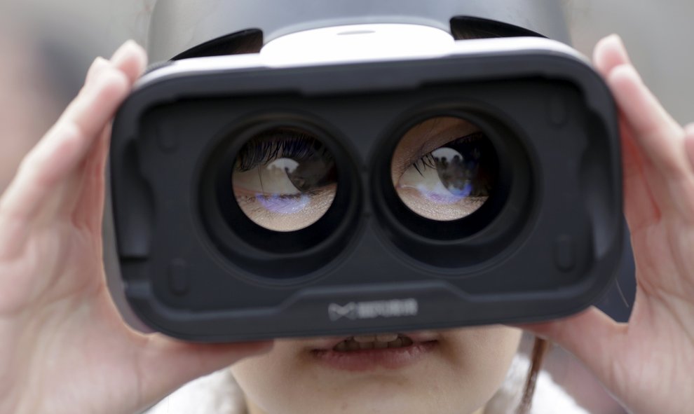 Una chica lleva un casco de realidad virtual en el Gran Salón del Pueblo en Beijing después de la inauguración de la Conferencia Consultiva Política del Pueblo Chino (CCPPCh) en Beijing, China, 3 de marzo de 2016. REUTERS / Damir Sagolj