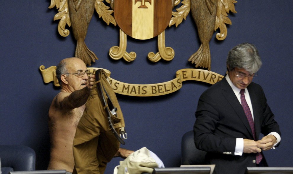 El diputado del Partido Laborista Portugués (PTP), José Manuel Coelho se desnuda junto al presidente de la Asamblea Legistaliva de la Isla de Madeira, José Tranquada Gomes durante una sesión celebrada en Funchal, Isla de Madeira. Coelho se desvistió tras