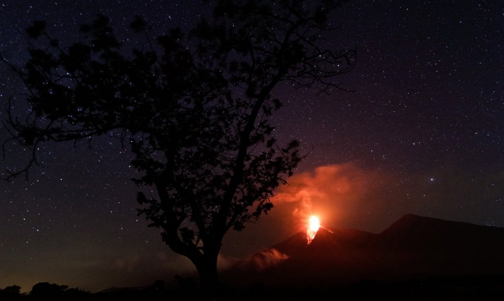 El volcán de Fuego durante una erupción visto desde Alotenango, Guatemala. REUTERS/Josue Decavele