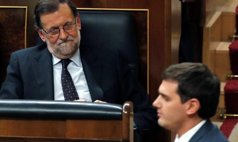 El líder de Ciudadanos, Albert Rivera, ha reprochado a Mariano Rajoy haber puesto "en jaque al rey" al rechazar someterse a una votación de investidura, durante el segundo debate del candidato a presidente Pedro Sánchez. EFE/Javier Lizón