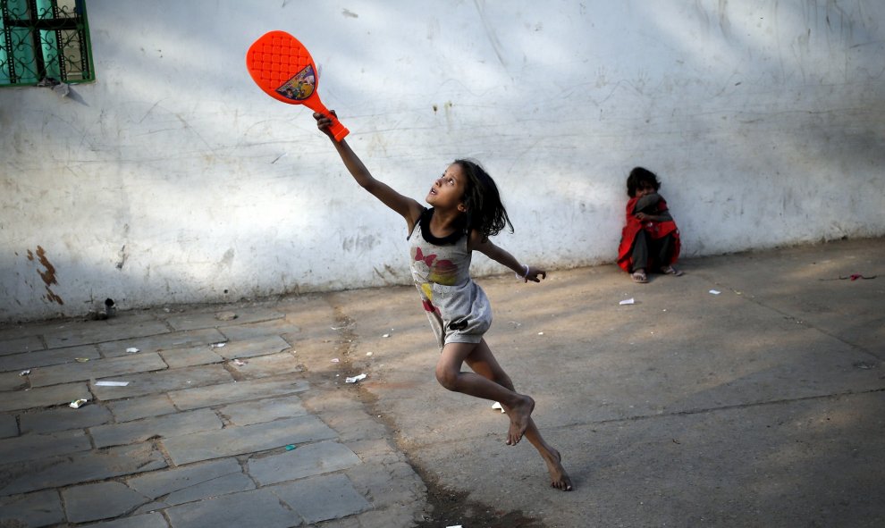 Un niño juega con una raqueta de bádminton de plástico en el casco antiguo de Delhi, India. REUTERS/Anindito Mukherjee