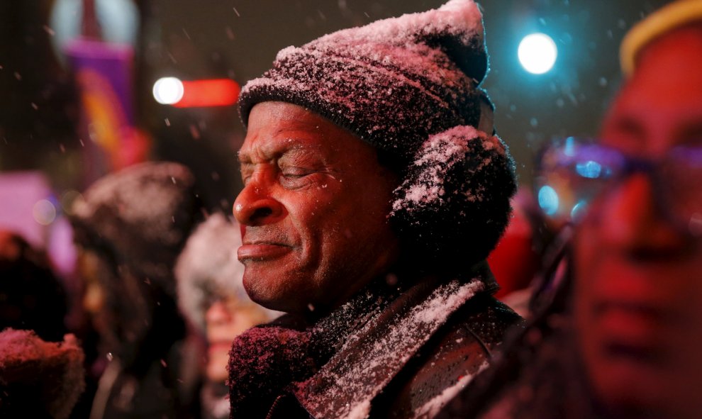 Un manifestante se encuentra bajo una tormenta de nieve, mientras espera en el lugar del debate presidencial del Partido Republicano en Detroit. REUTERS/Carlos Barria