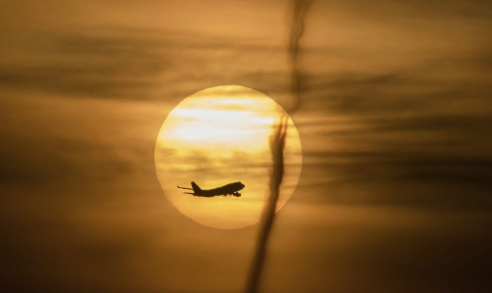 Un avión despega del aeropuerto internacional Rhine-Main a la salida del sol en Fráncfort. EFE/Frank Rumpenhorst