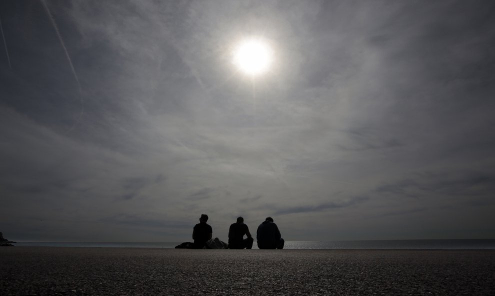 Turistas disfrutan de un clima soleado de invierno en Promenade des Anglais en Niza, Francia. REUTERS/Eric Gaillard