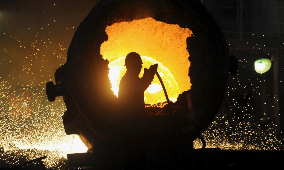 Trabajador en un horno en una planta de acero en Hefei, China. REUTERS/Stringer