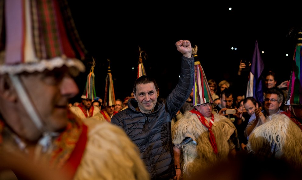 Arnaldo Otegi entra en el acto de bienvenida que se celebra este sábado en Anoeta. JAIRO VARGAS