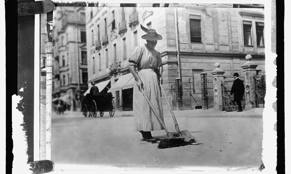 Una mujer barre una calle en Alemania, alrededor del año 1909, en una de las fotos que se conservan en la Biblioteca del Congreso de EEUU. REUTERS