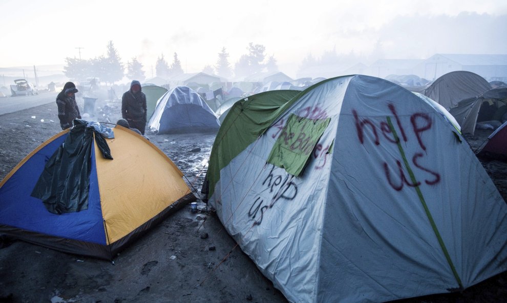 Una tienda de campaña luce el mensaje "ayudadnos" en el campo de refugiados.- EFE